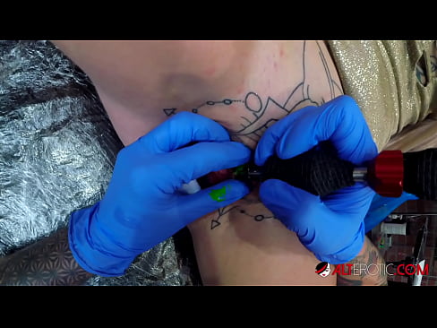 ❤️ Sully Savage, hottie estremamente tatuata, hà fattu un tatuatu nantu à u clitoris Porno vk à co.sexvideogif.ru ❌❤
